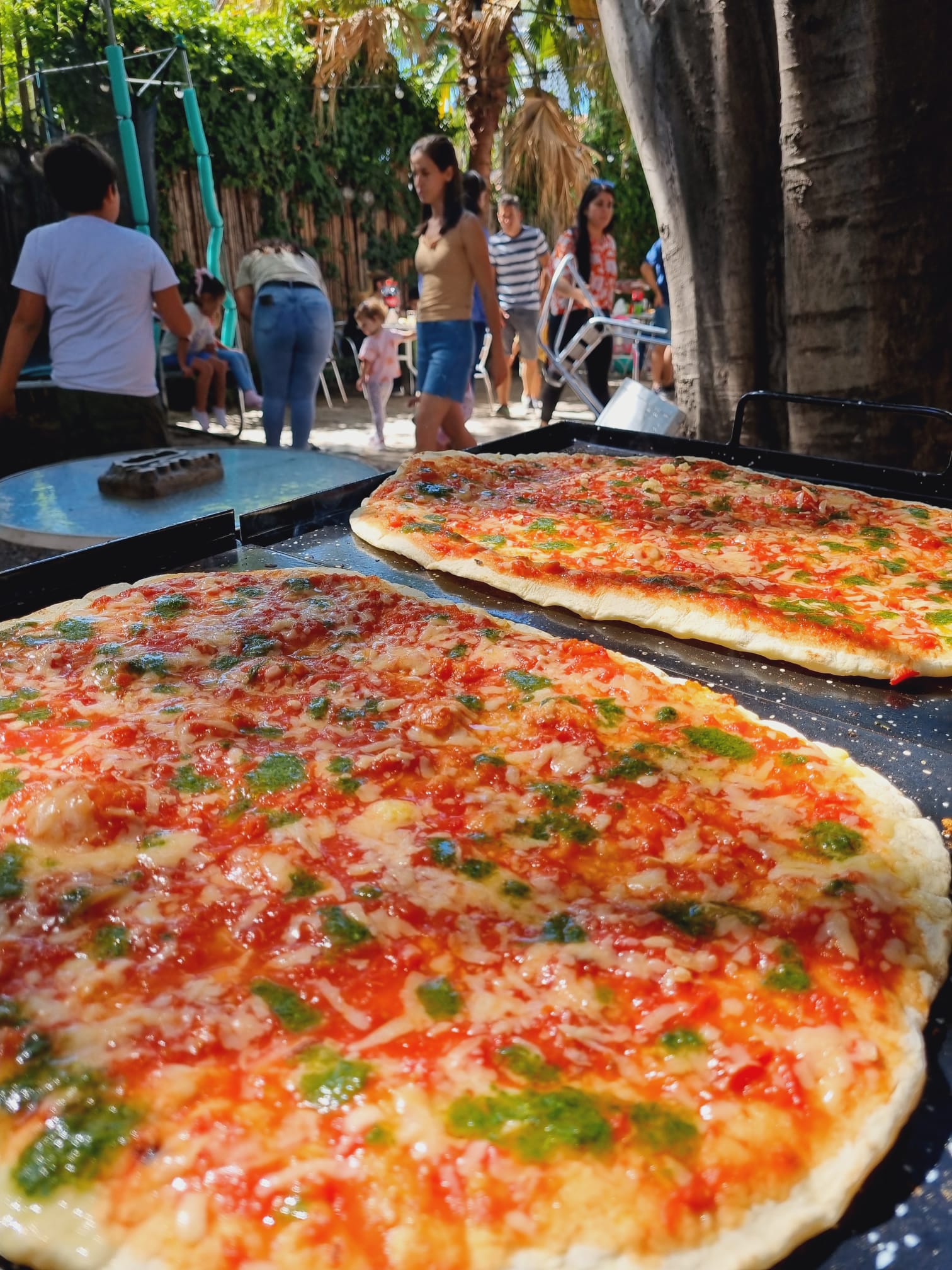 Masa de pizza en la parrilla